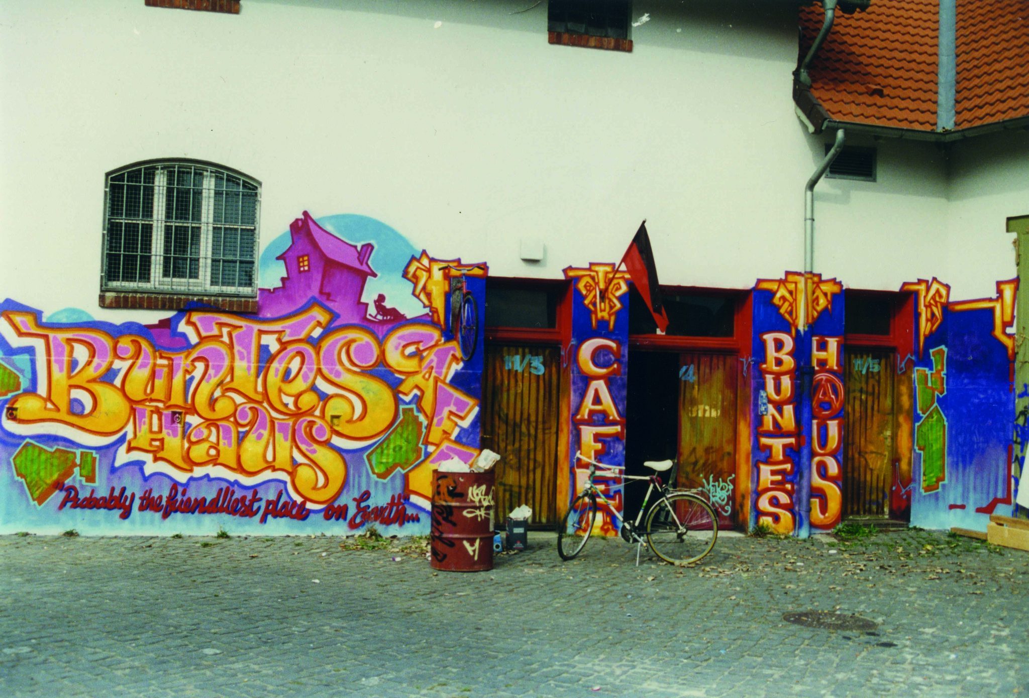 2000Archivbild-von-RWLE_Buntes-Haus.jpg